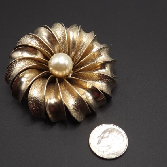 Vintage Gold Flower Faux Pearl Brooch, Texture Smooth Petals Mid Century, 2 1/4" - Picture 4 of 10